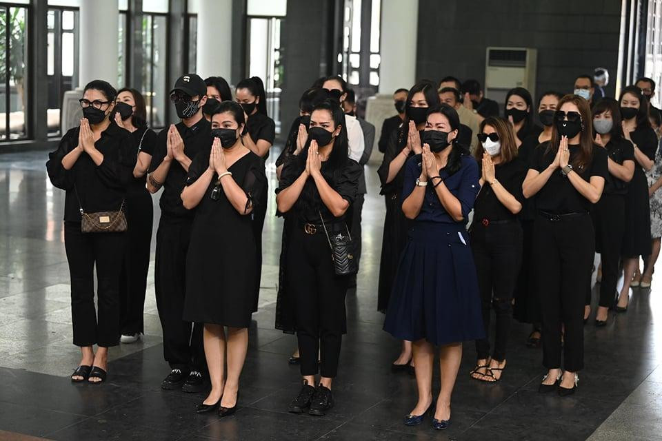 Đông đảo bạn bè, người thân đã tới viếng Hoa hậu Thu Thủy, trong đó có nhóm cựu người mẫu Hà Nội.