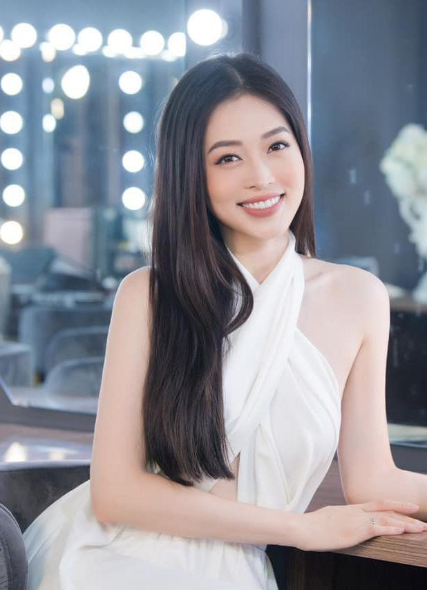 Á hậu Phương Nga diện váy trắng muốt khoe bờ vai trần quyến rũ và nuột nà.