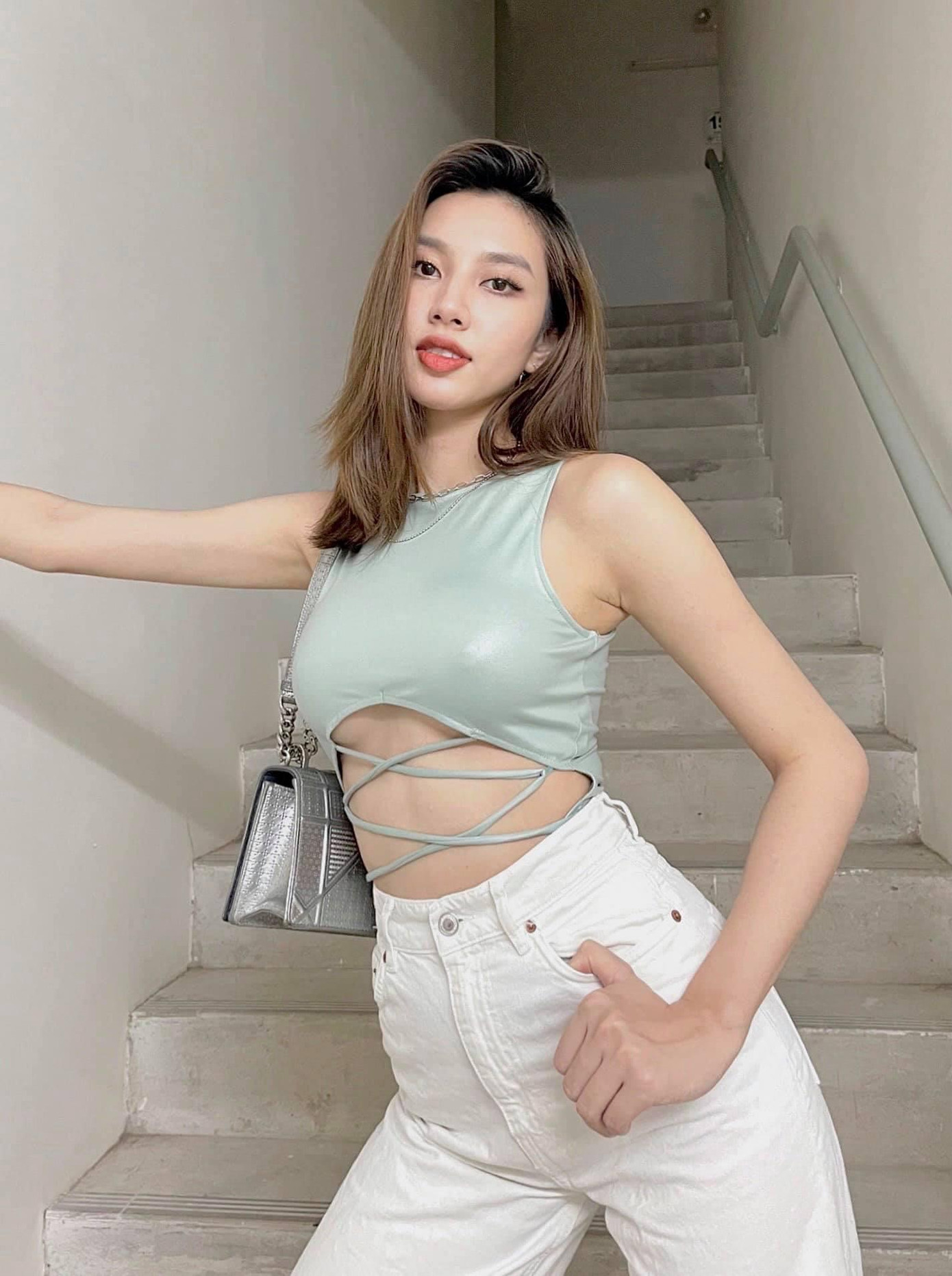 Người đẹp Thuỳ Tiên diện trang phục cá tính và gợi cảm với những đường cắt xẻ khoe đường chân ngực nóng bỏng.