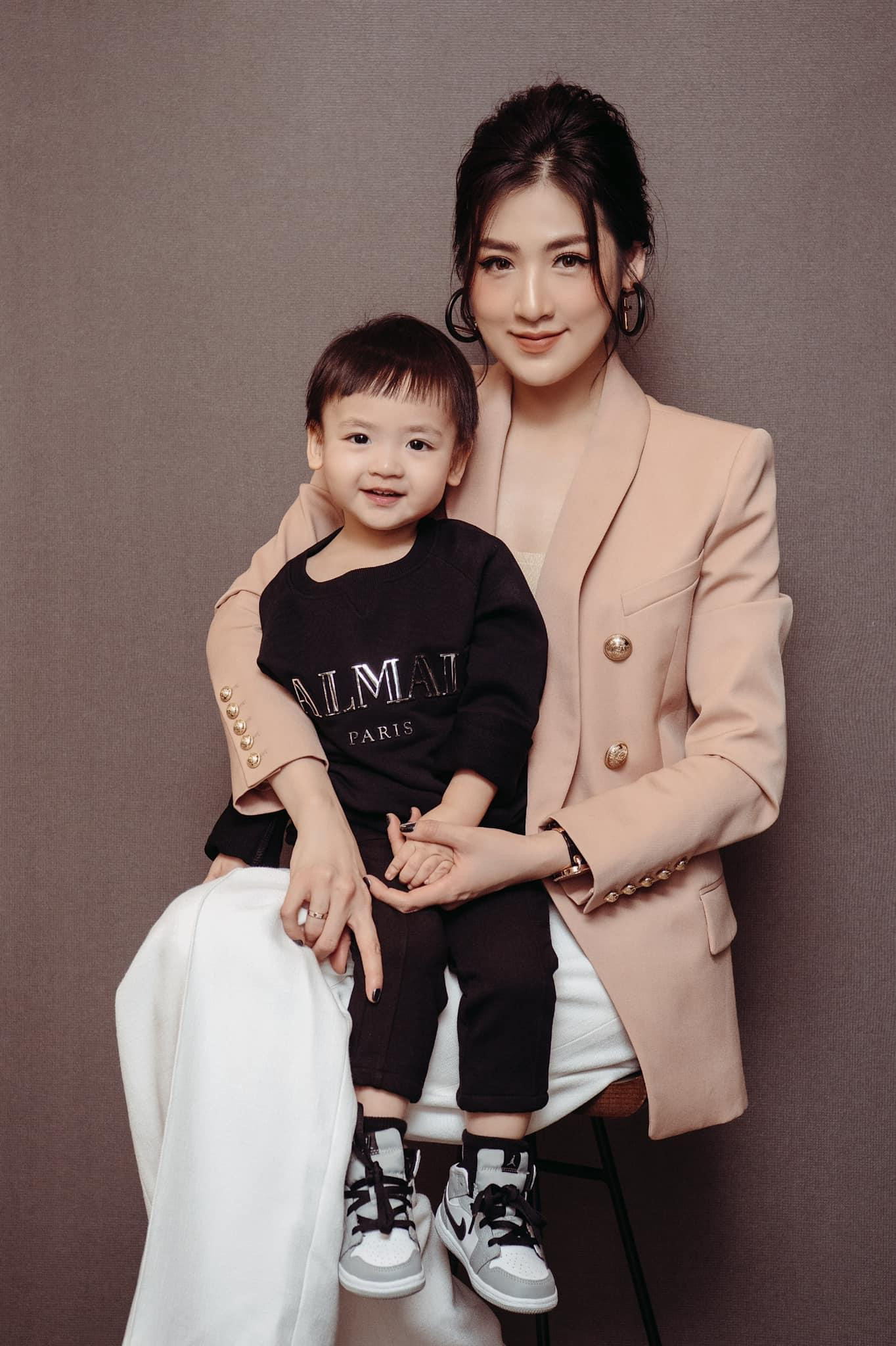 Á hậu Tú Anh chụp ảnh cùng quý tử đáng yêu nhân ngày Quốc tế thiếu nhi 1/6. Á hậu Tú Anh chụp ảnh cùng quý tử đáng yêu nhân ngày Quốc tế thiếu nhi 1/6.