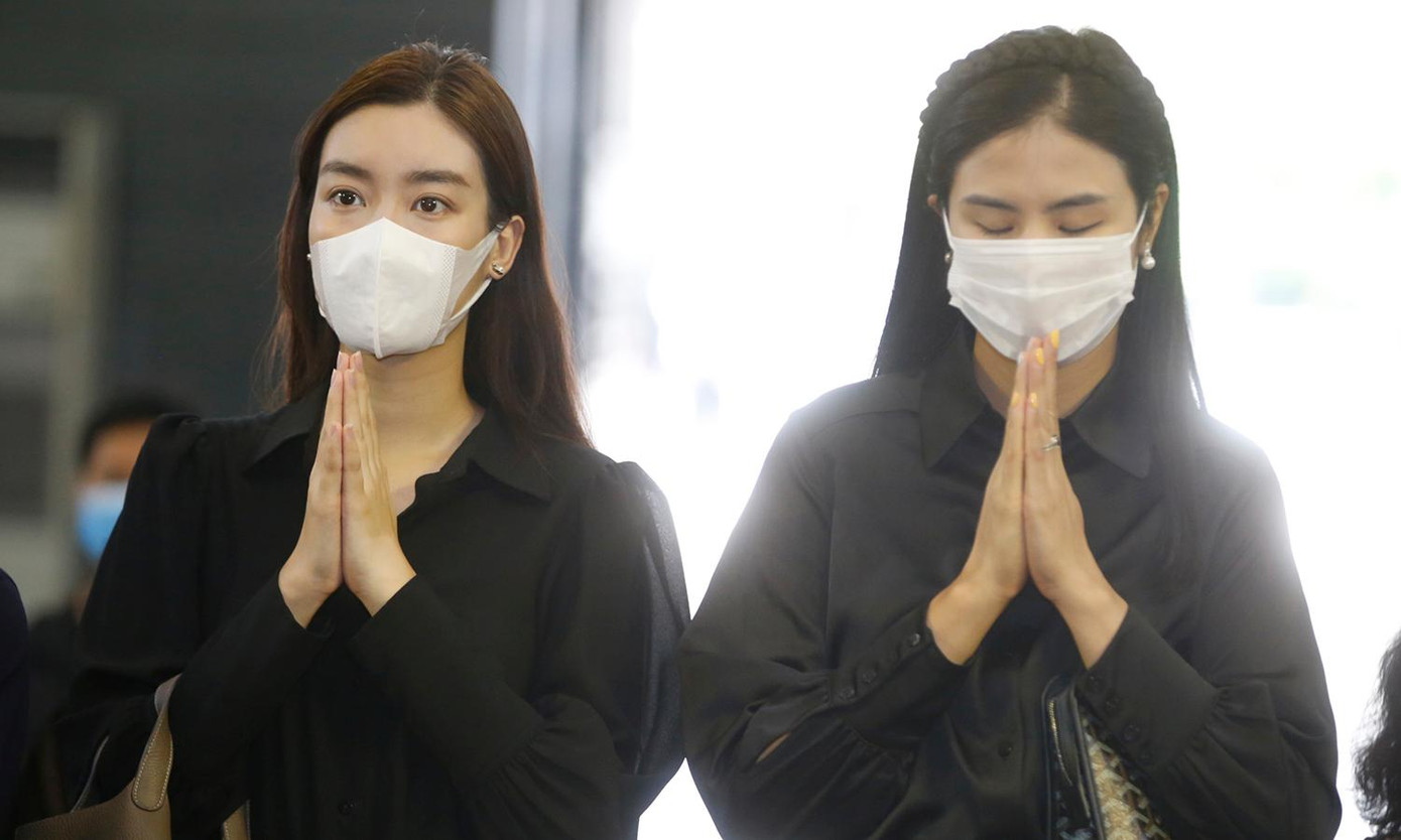 Hoa hậu Ngọc Hân và Hoa hậu Đỗ Mỹ Linh tới viếng Hoa hậu Thu Thủy sáng nay.