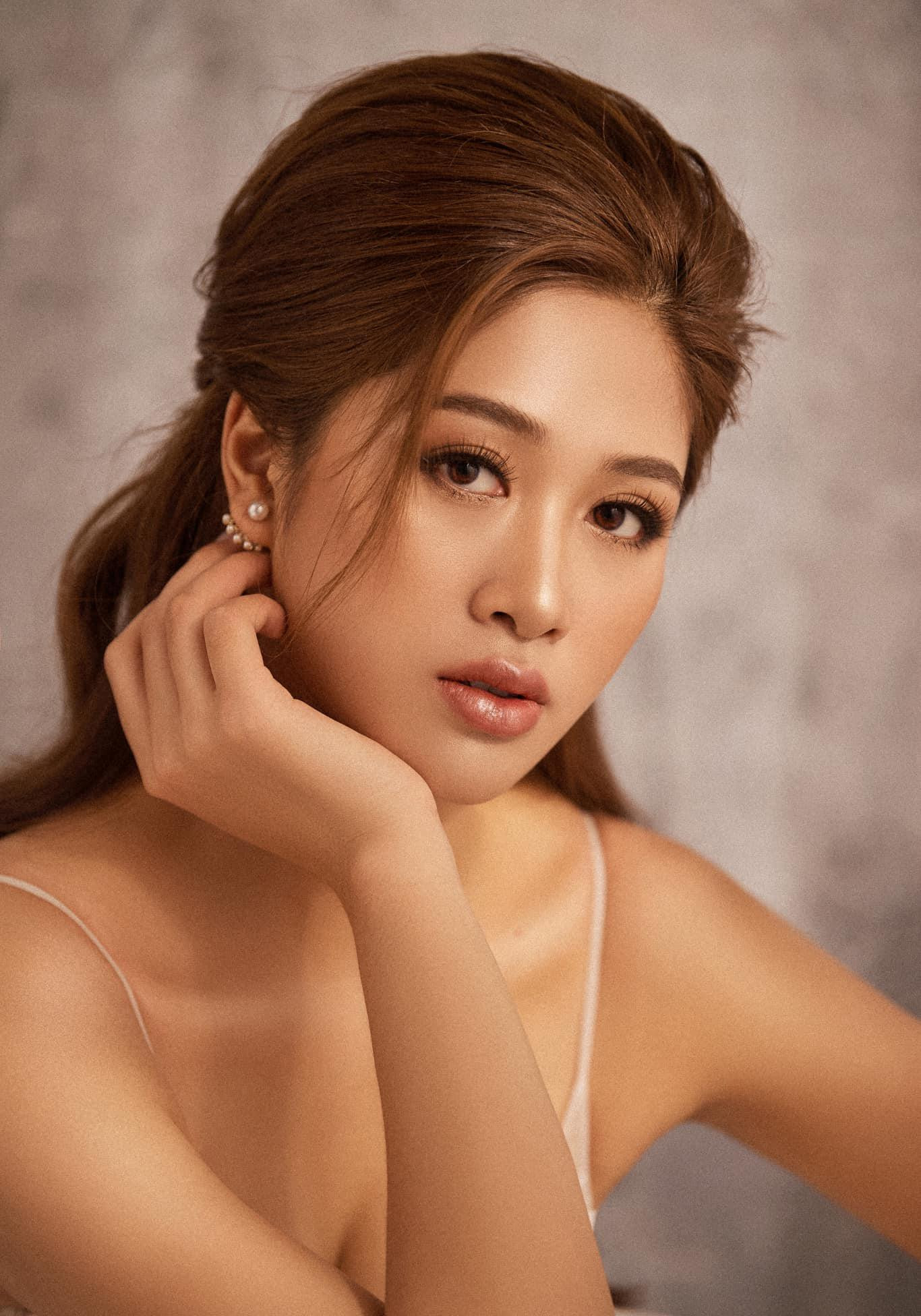 Top 10 HHVN 2020 Đặng Vân Ly yêu kiều, quyến rũ với váy 2 dây. Top 10 HHVN 2020 Đặng Vân Ly yêu kiều, quyến rũ với váy 2 dây.