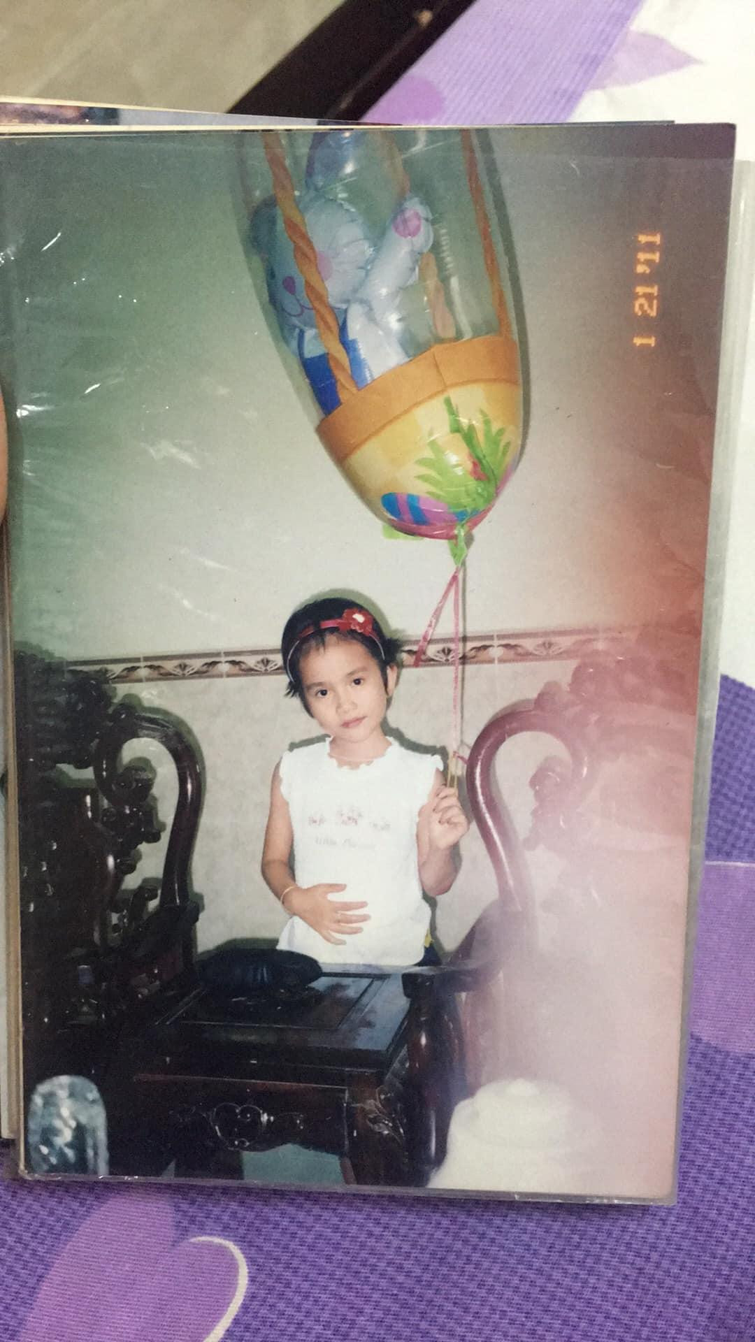 Ngay từ khi còn nhỏ, đường nét khuôn mặt xinh đẹp của Á hậu Phương Anh đã được định hình khá rõ nét.