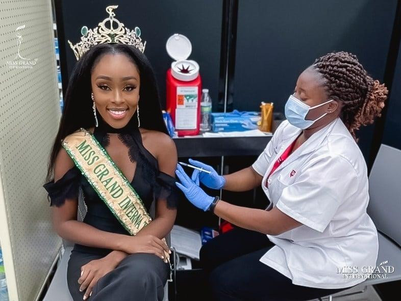 Hoa hậu Hoà bình quốc tế Abena Akuaba tiêm vắc-xin hôm 29/5 vừa qua.