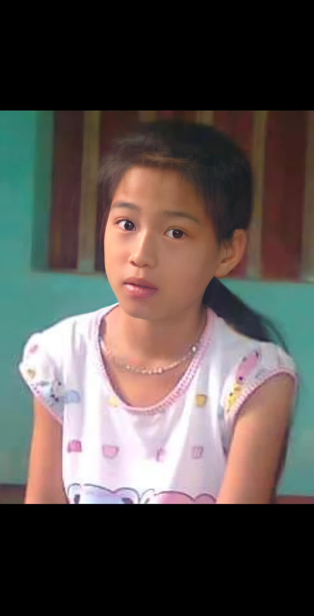 Nhân dịp Quốc tế thiếu nhi 1/6, dàn Hoa hậu - Á hậu đã cùng đăng tải loạt ảnh ngày bé của mình để hồi tưởng về một thời tuổi thơ với những ký ức đẹp đẽ. Hoa hậu Đỗ Thị Hà đăng tải loạt ảnh hồi cấp 2 khi tham gia đội thiếu nhi cháu ngoan Bác Hồ và nhận được nhiều sự khen ngợi của cộng đồng mạng.