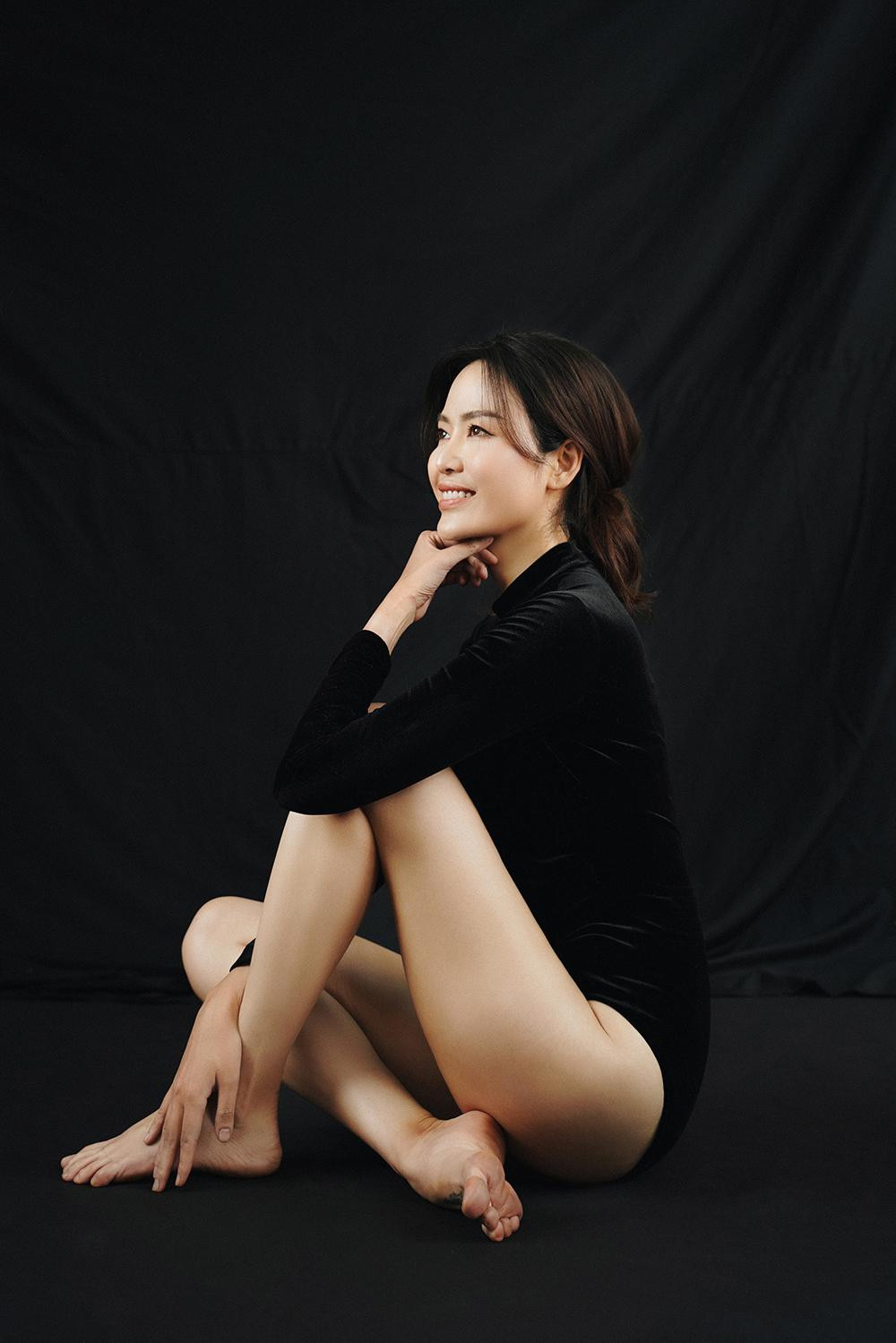 Vóc dáng thon gọn và đôi chân dài quyến rũ của Hoa hậu Thu Thuỷ khiến công chúng phải xuýt xoa vì cô vẫn duy trì được nhan sắc rạng rỡ ở tuổi 45.