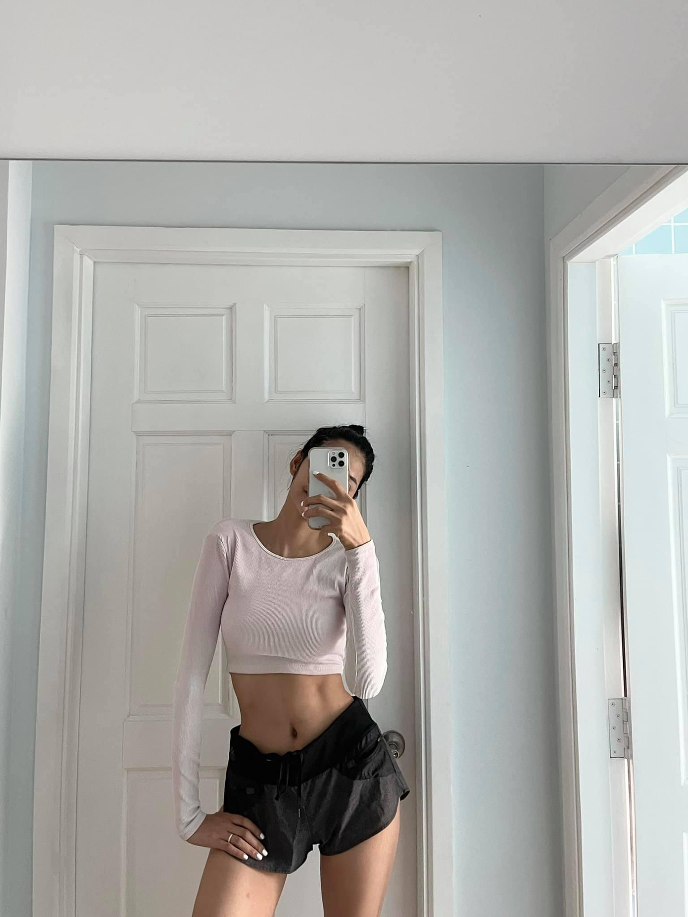 Á hậu Hoàng Thuỳ diện áo crop-top khoe vòng eo săn chắc và quyến rũ khi ở nhà trong mùa dịch.