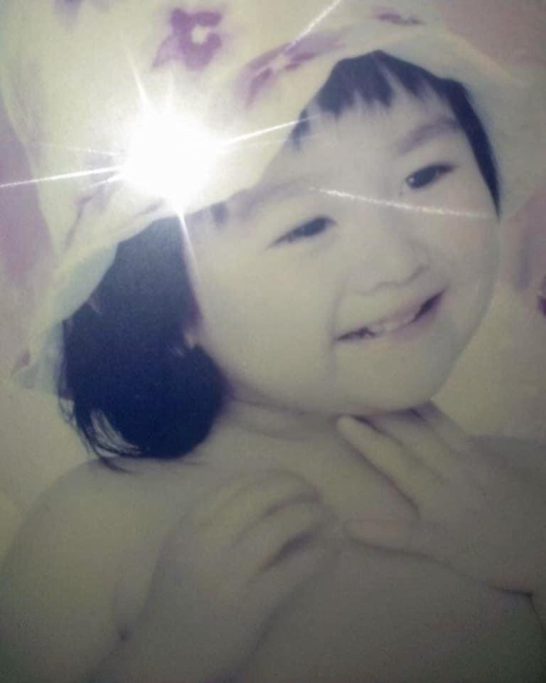 Á hậu Tường San ngay từ bé đã ra dáng một 'tiểu mỹ nhân' với gương mặt cực kỳ xinh đẹp và nụ cười toả nắng.