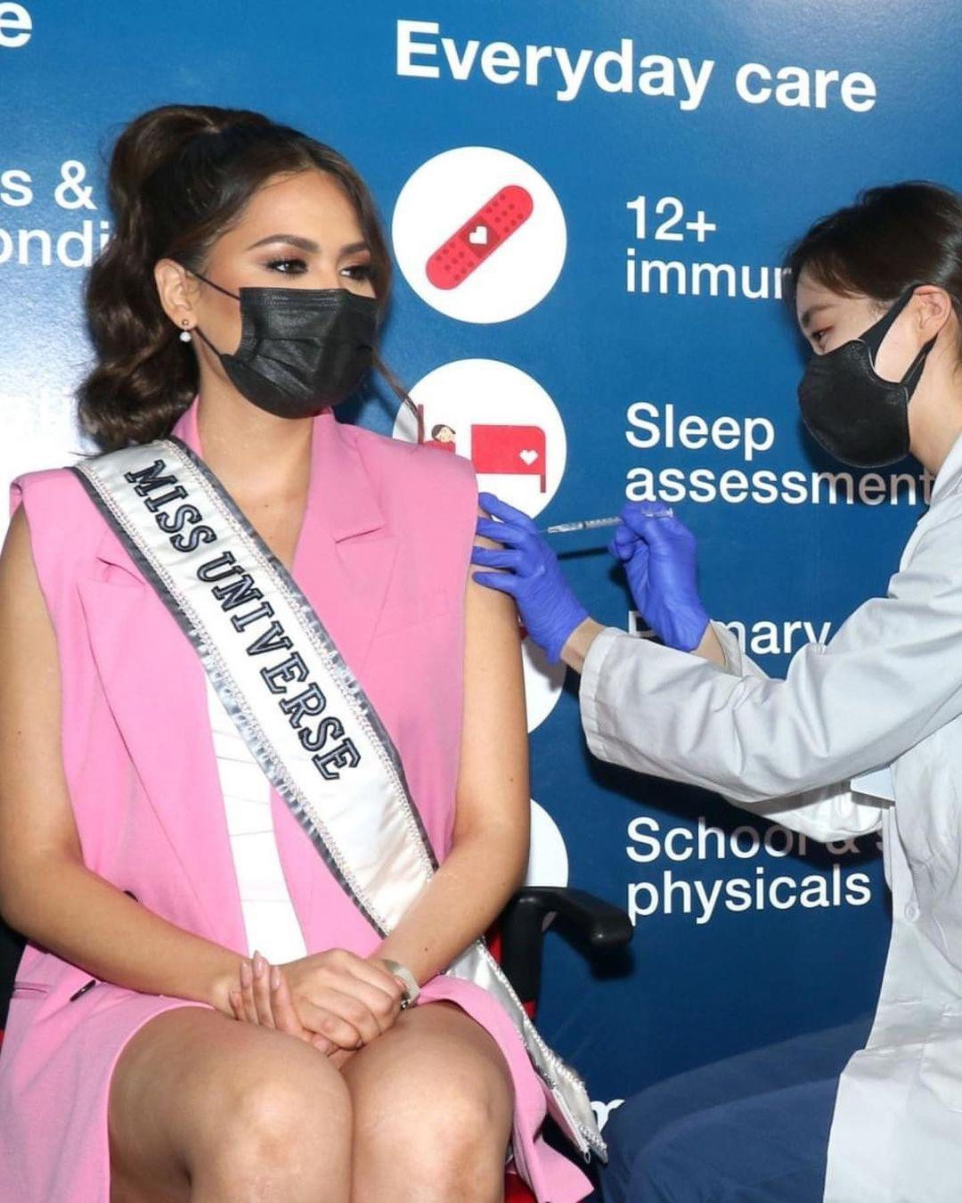 Hoa hậu Hoàn vũ Andrea Meza tiêm vắc-xin COVID-19 hôm 27/5 vừa qua.