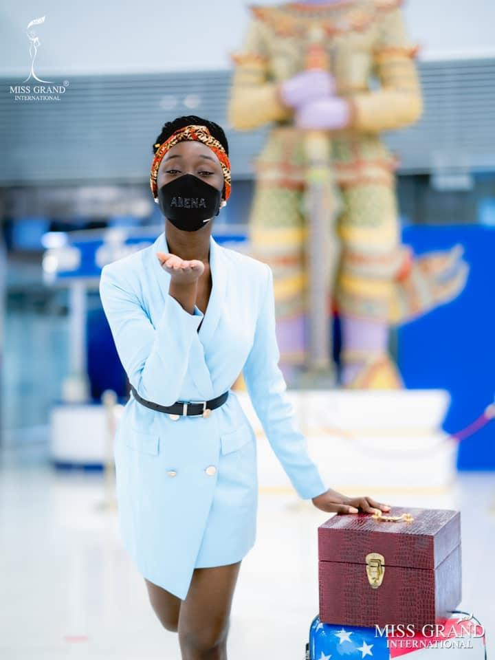 Ngay sau đó người đẹp đã trở về quê nhà ở Mỹ.