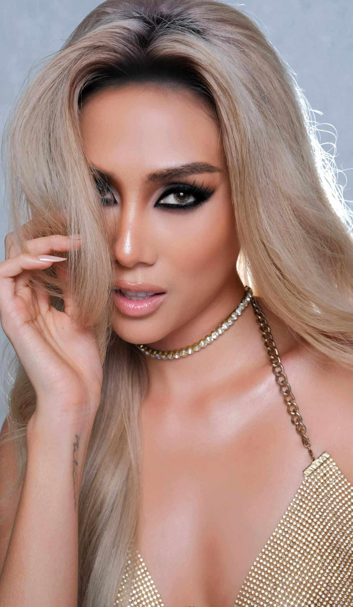 Siêu mẫu, Á hậu Võ Hoàng Yến xinh đẹp, lạ mắt với mái tóc bạch kim cực kỳ ấn tượng.