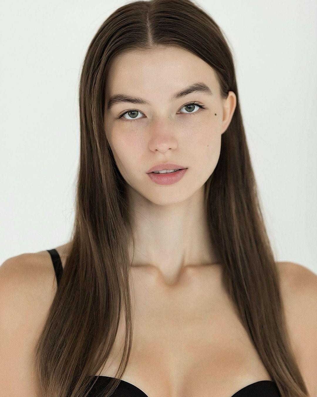 Ngay sau khi đăng quang, tân Hoa hậu Trái đất Nga nhận được nhiều lời khen ngợi của các fans. Cô sở hữu gương mặt cực kỳ xinh đẹp, trong sáng tựa búp bê. Ngay cả khi để mặt mộc, người đẹp vẫn toát lên thần thái vô cùng cuốn hút.