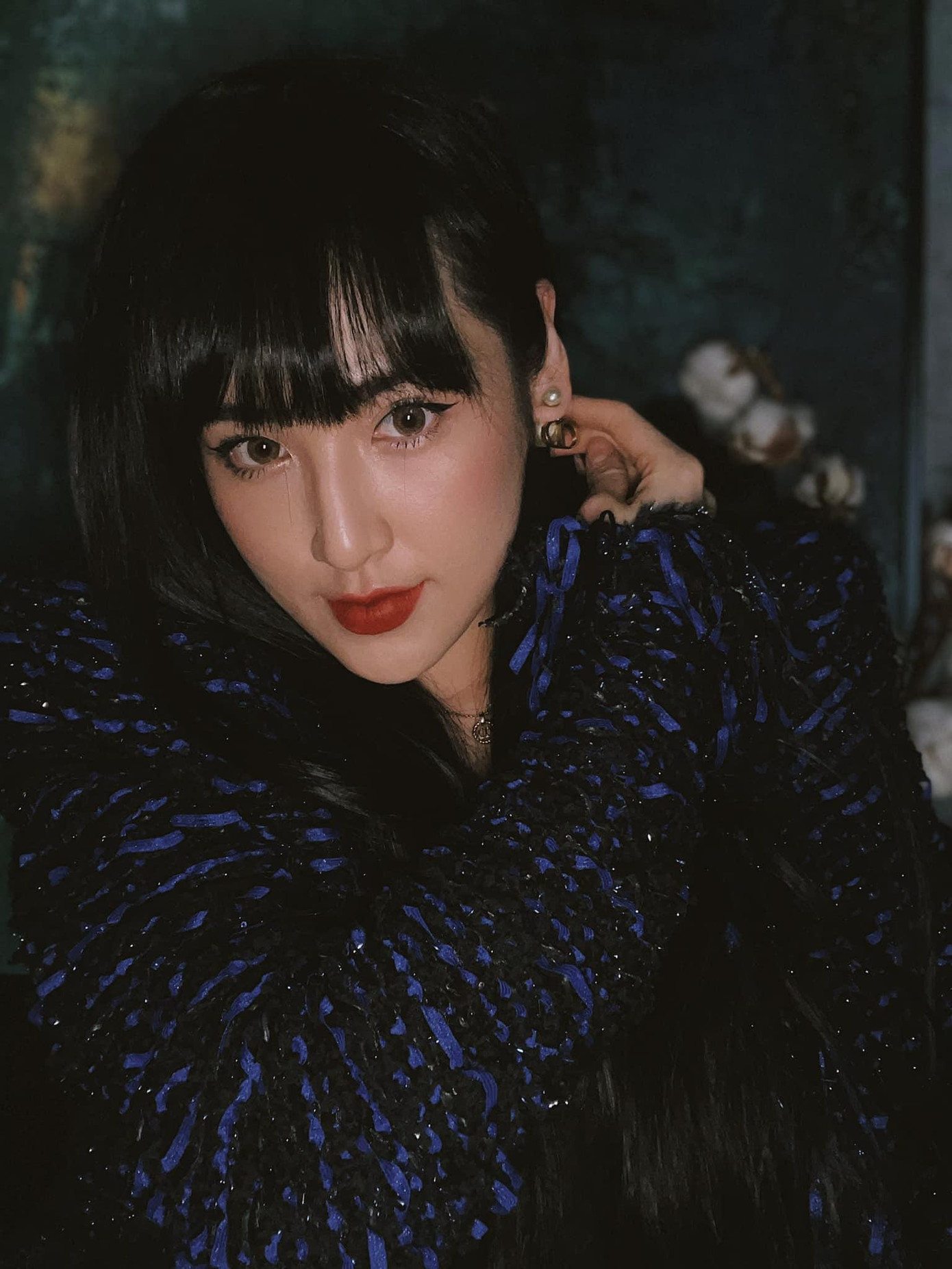 Á hậu Tú Anh bí ẩn và quyến rũ với gam màu tối cùng mái tóc mái ngang.