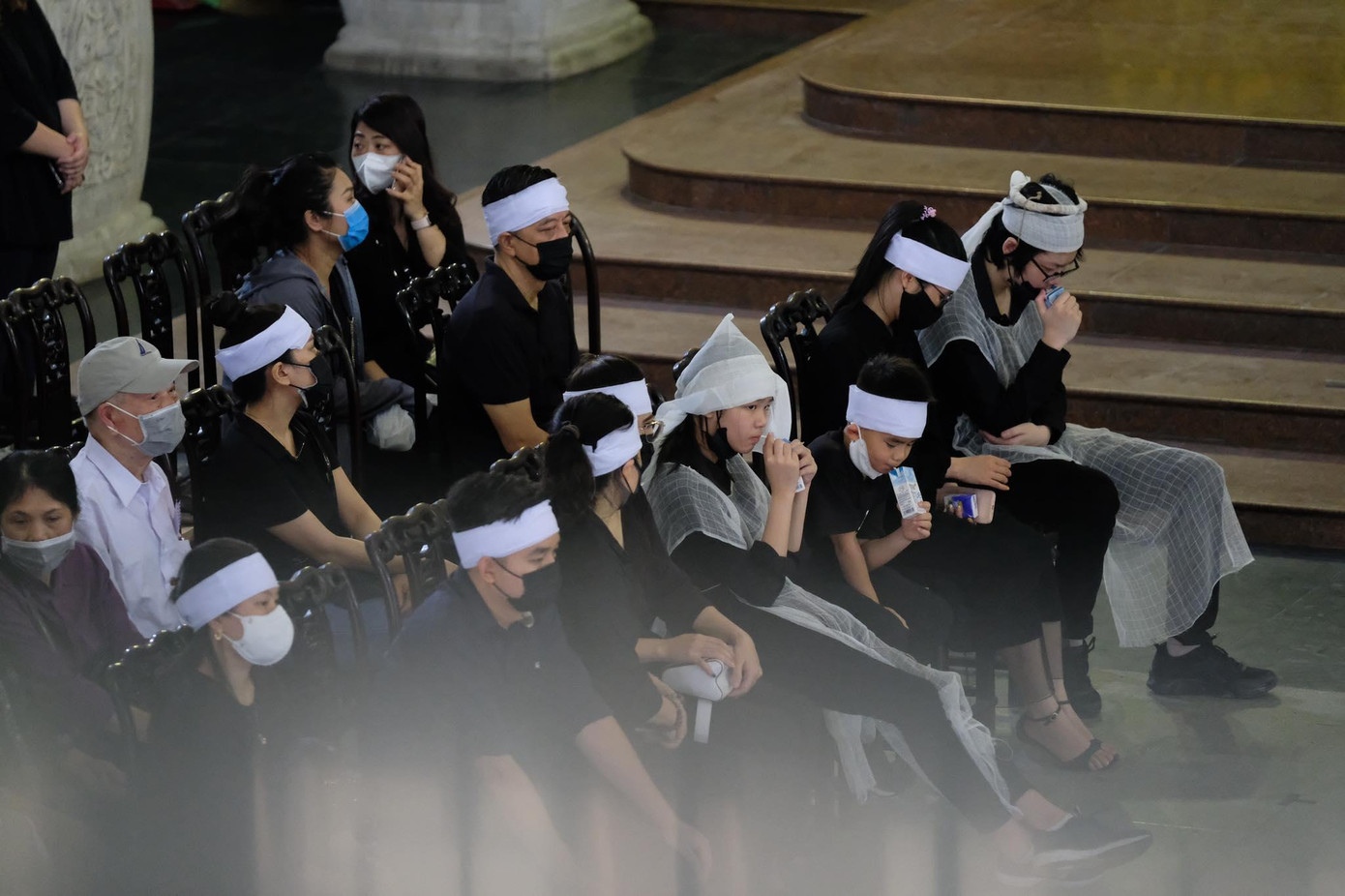 Gia đình, người thân có mặt đông đủ trước giờ chuẩn bị cử hành tang lễ cho Hoa hậu Thu Thủy.