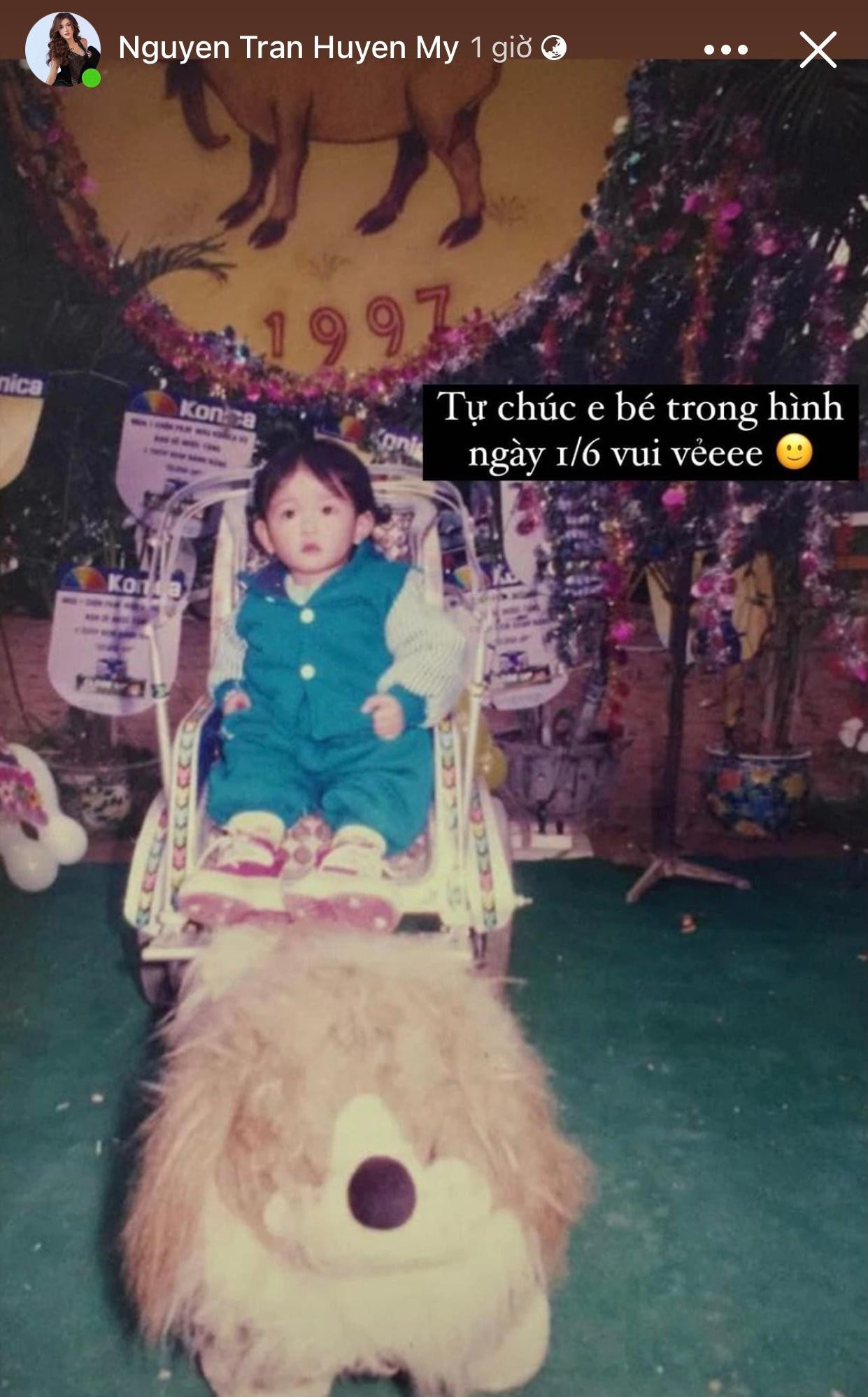 Á hậu Huyền My ngày còn bé cực kỳ dễ thương và đã có sở thích yêu động vật. Trong ảnh là thời điểm cô tròn 2 tuổi.