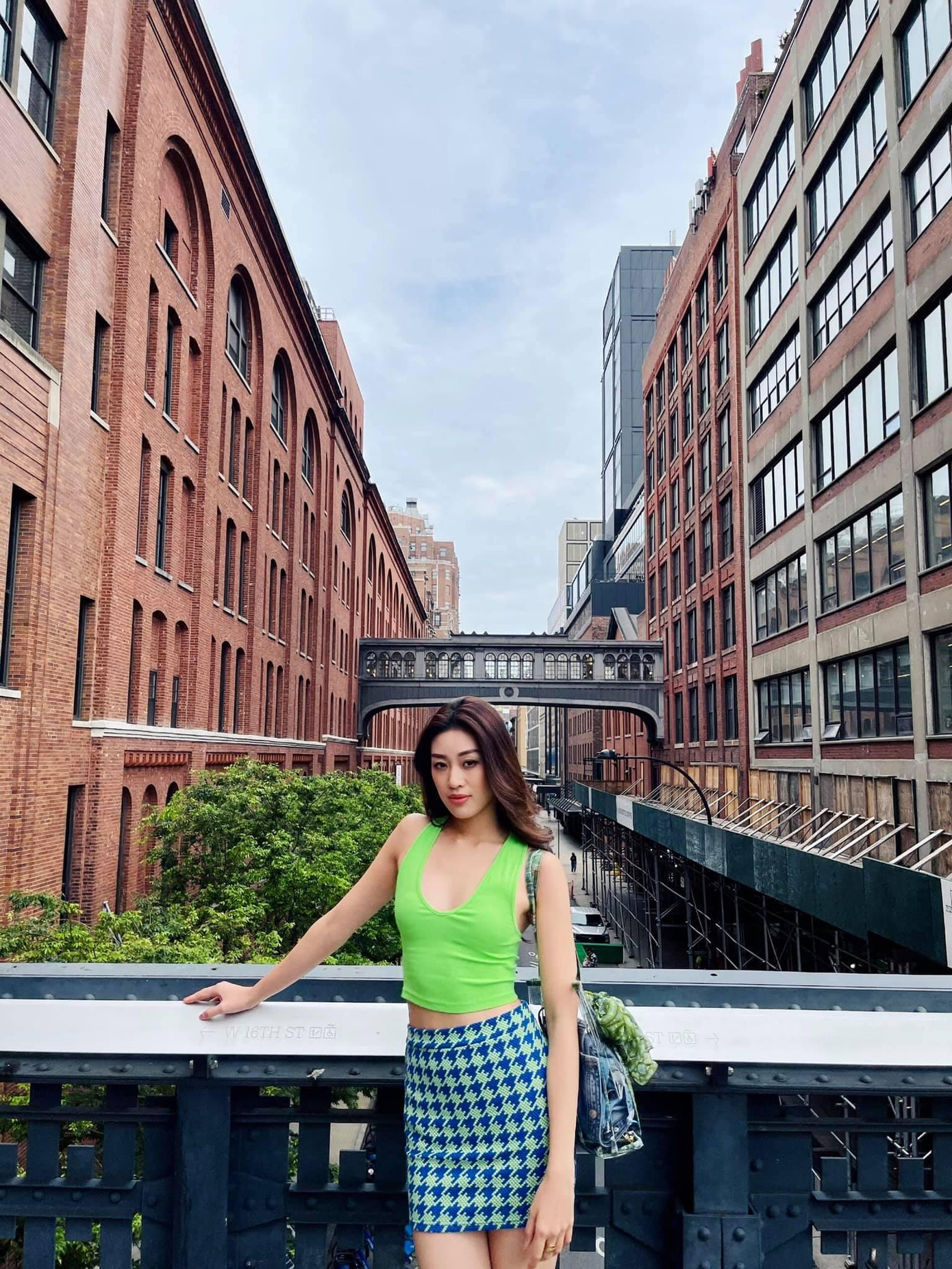 Hoa hậu Khánh Vân diện áo balo gam màu neon quyến rũ, dạo chơi New York.