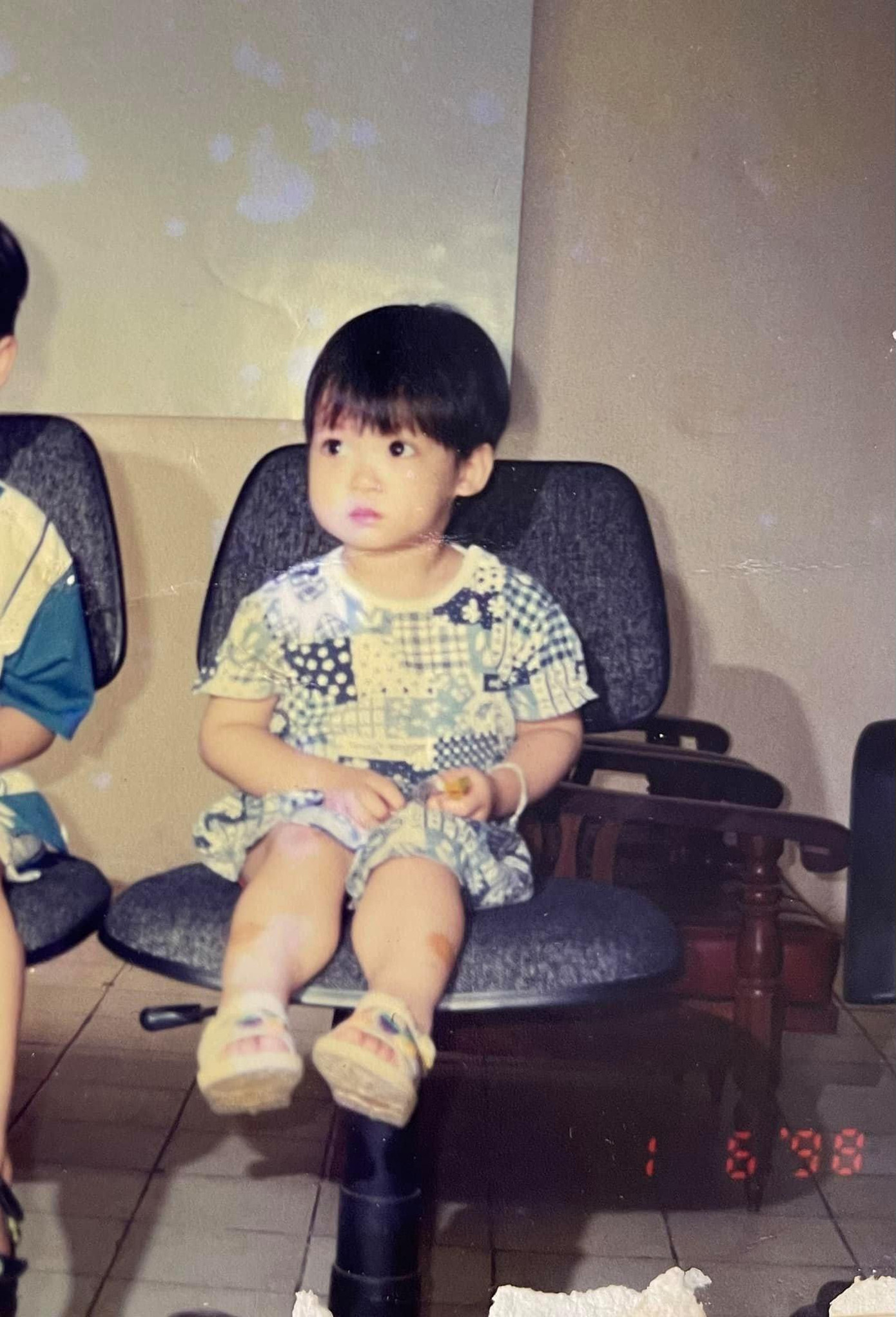 Hoa hậu Đỗ Mỹ Linh khoe ảnh ngày còn tấm bé với khuôn mặt bầu bĩnh cực kỳ đáng yêu và dễ thương.