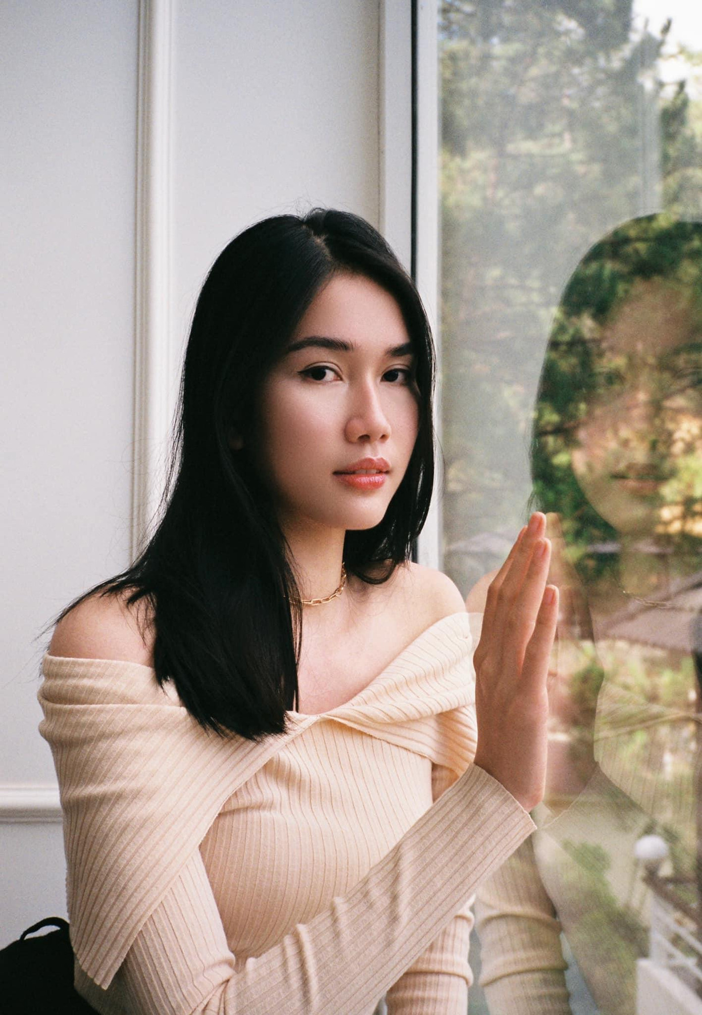 Á hậu Việt Nam 2020 diện áo trễ nải vai trần quyến rũ. Á hậu Việt Nam 2020 diện áo trễ nải vai trần quyến rũ.