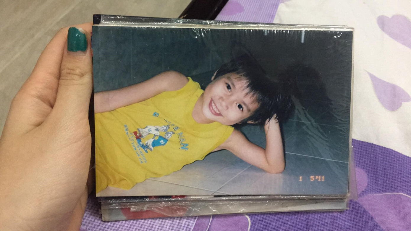 Á hậu Phương Anh khoe loạt ảnh ngày còn bé trên trang cá nhân. Khi nhỏ, Á hậu để tóc tém tinh nghịch như con trai.