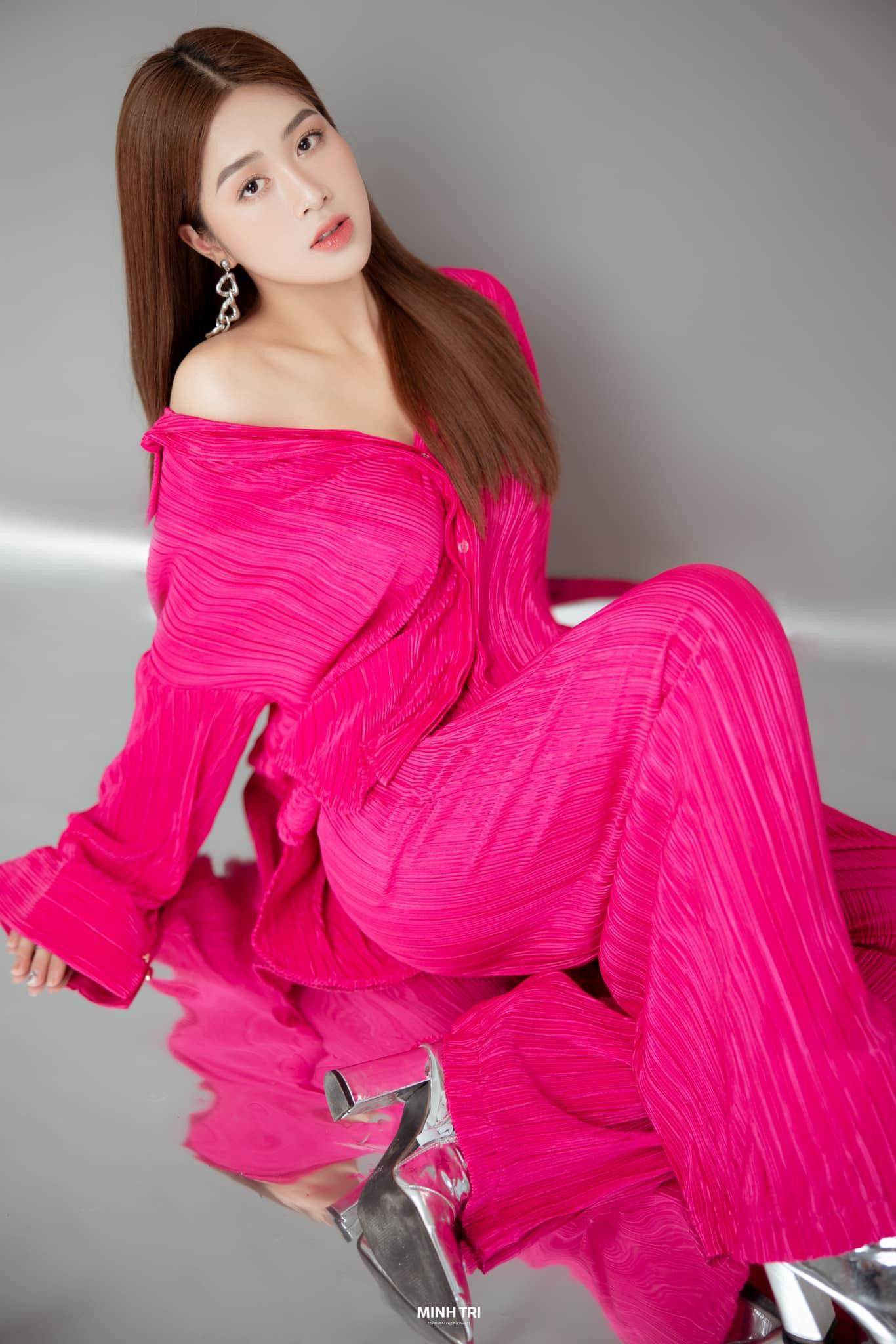 Top 10 HHVN 2020 Đặng Vân Ly diện set đồ màu hồng nổi bật và cá tính. Top 10 HHVN 2020 Đặng Vân Ly diện set đồ màu hồng nổi bật và cá tính.