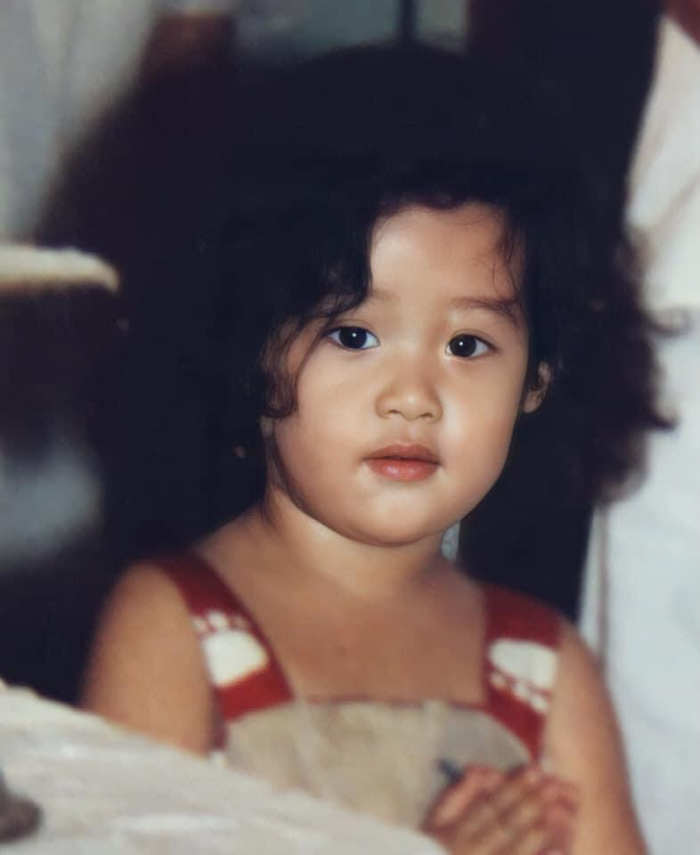 Hoa hậu Khánh Vân ngày bé với mái tóc xoăn xù mì đáng yêu và khuôn mặt bầu bĩnh khiến khán giả 'phát sốt'.