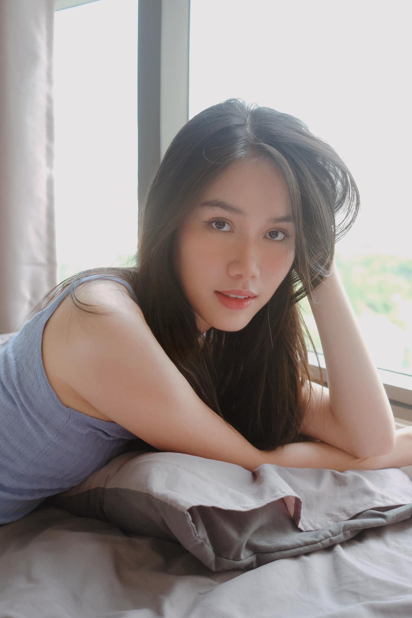 Á hậu Phương Anh đẹp trong trẻo, mơ màng tựa nàng thơ sớm mai.