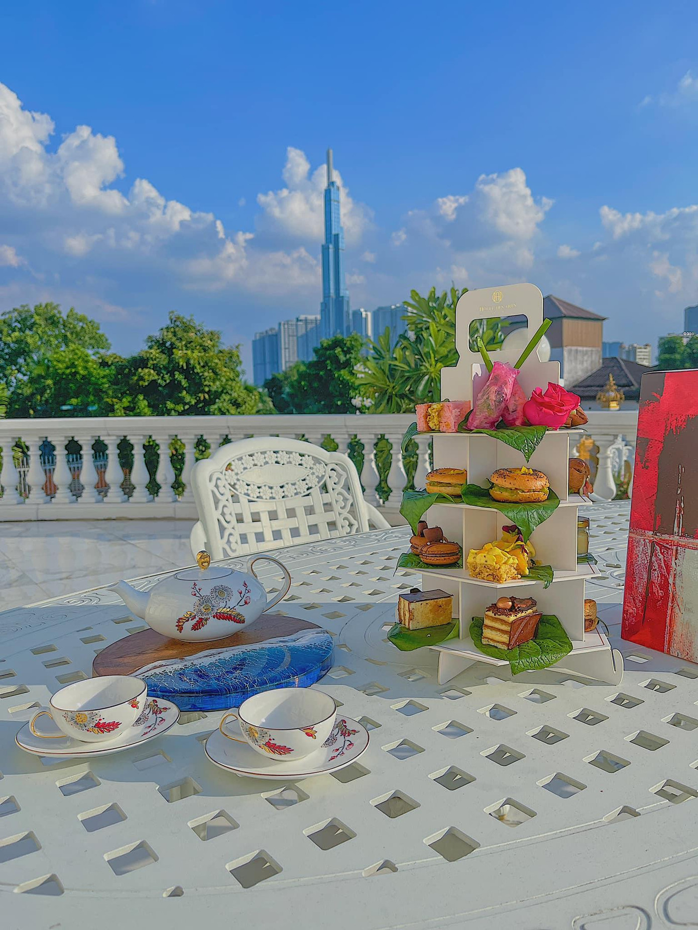 Hoa khôi Lan Khuê khoe góc trà chiều sang chảnh trên sân thượng khiến các fans 'ghen tỵ'.