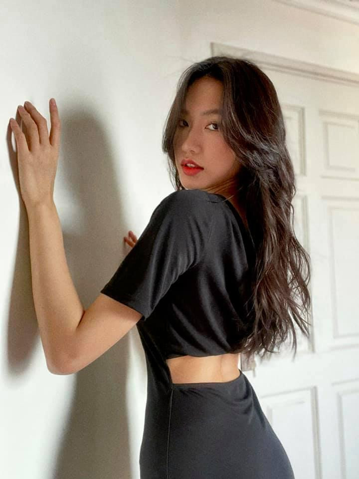 Bộ váy với thiết kế cắt xẻ lạ mắt giúp người đẹp khoe trọn tấm lưng trần quyến rũ.