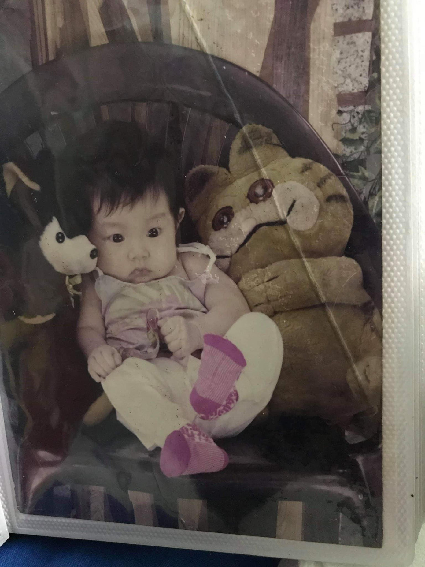 Người đẹp Nguyễn Thúc Thuỳ Tiên khoe ảnh ngày còn bé đáng yêu.