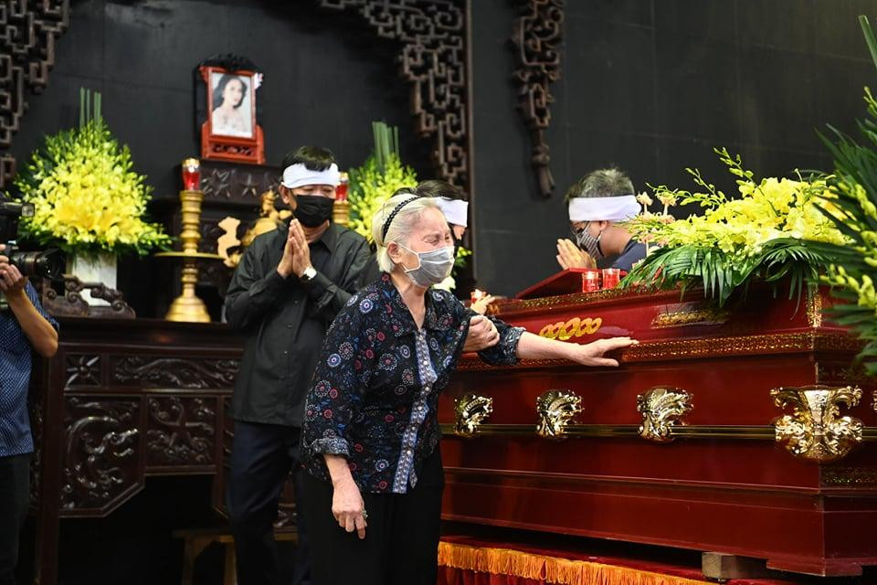 Gia đình, người thân, bạn bè đau xót khi tiễn biệt Hoa hậu Thu Thủy lần cuối.