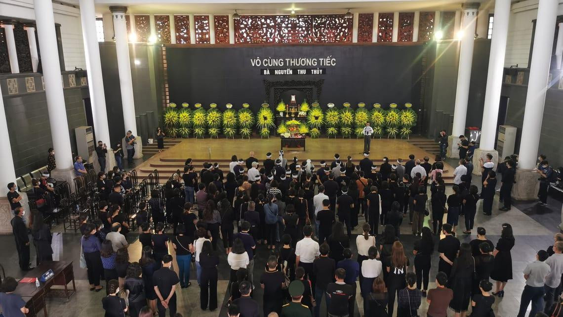 11h30 diễn ra lễ truy điệu Hoa hậu Thu Thủy, sớm hơn so với dự kiến ban đầu.