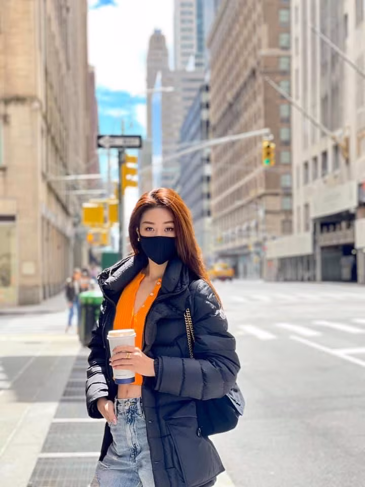 Hoa hậu Khánh Vân khoe eo thon quyến rũ trên đường phố New York.