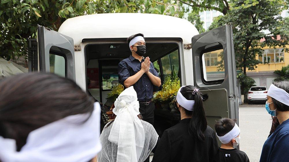 Đại diện gia đình nói lời cảm ơn các vị khách đã tới dự lễ viếng trước khi đưa Hoa hậu Thu Thủy về nơi an nghỉ cuối cùng.