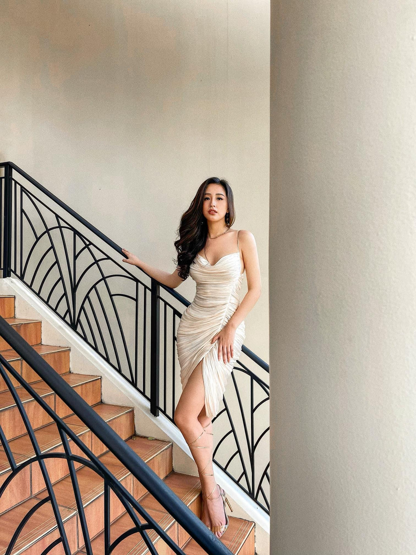 Hoa hậu Mai Phương Thuý khoe đường cong quyến rũ với bộ váy bó sát.