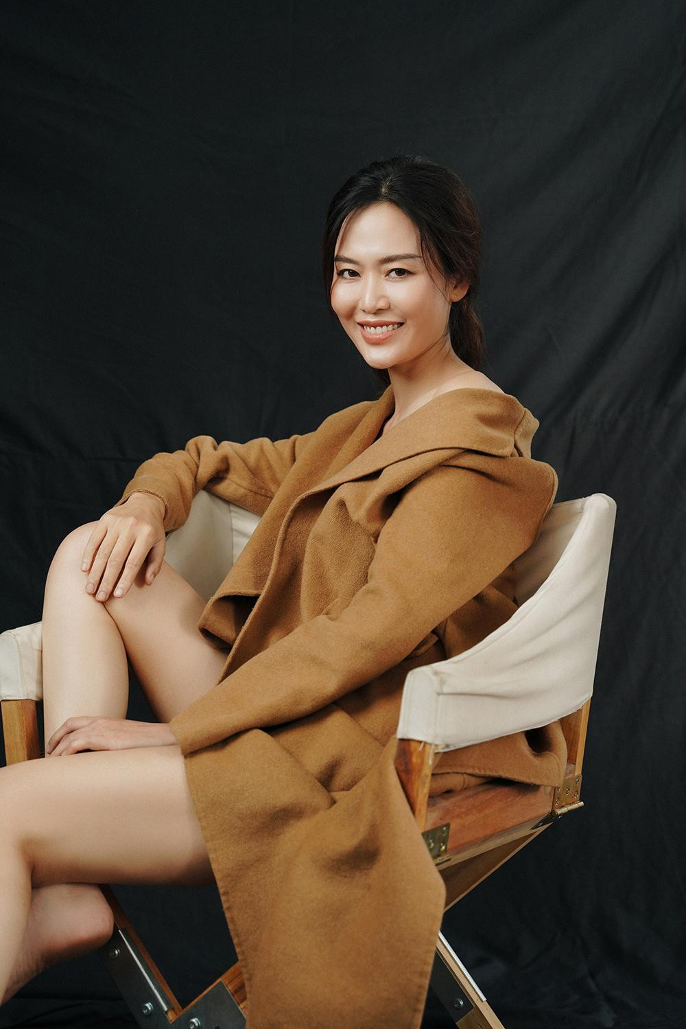 Không trang điểm và làm tóc cầu kỳ nhưng Thu Thuỷ vẫn đầy cuốn hút bởi khí chất hơn người và thần thái đầy thanh tao mà hiếm có người phụ nữ nào ở độ tuổi của cô có được.