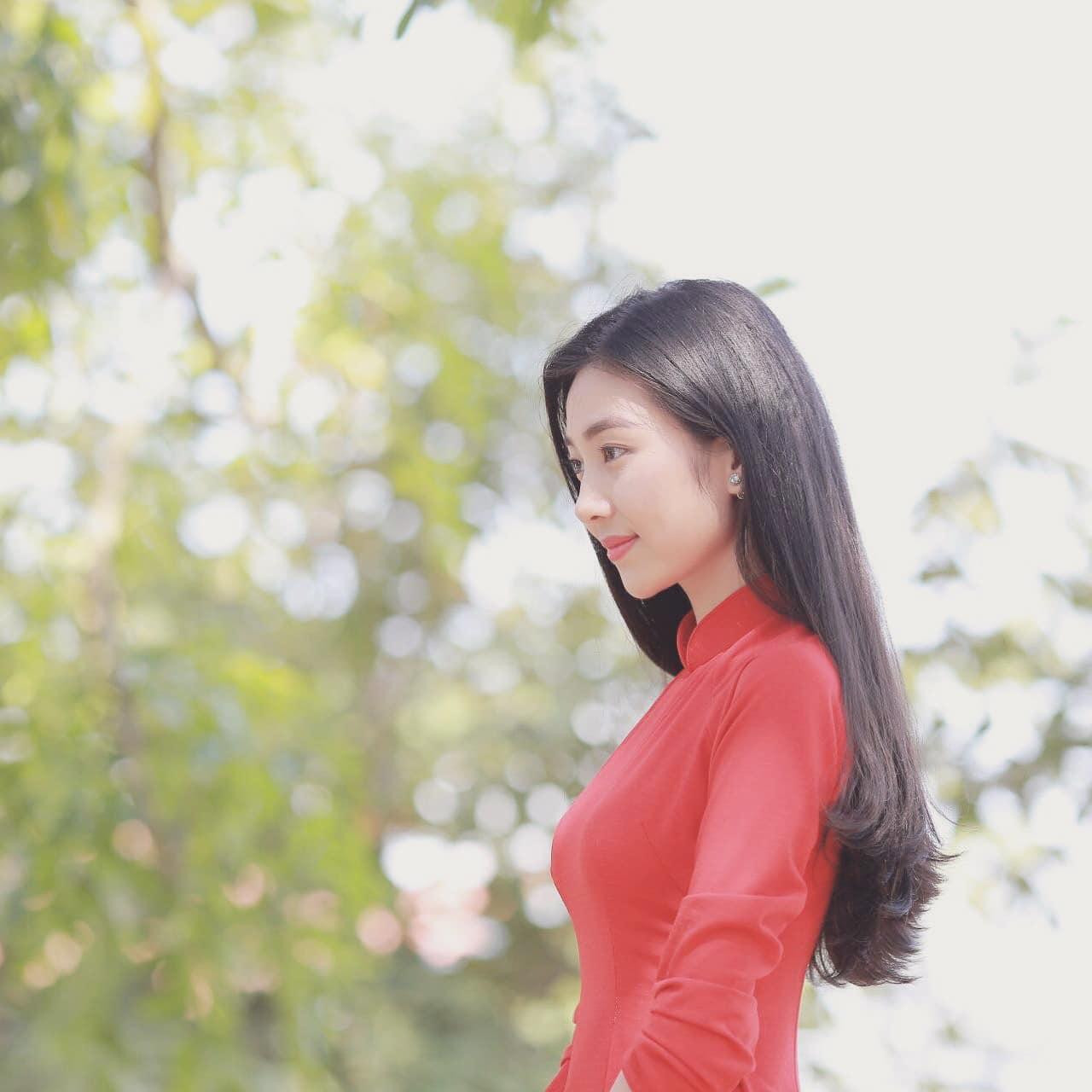 Người đẹp Áo dài HHVN 2016 Kiều Vỹ duyên dáng, thanh lịch trong tà áo dài màu đỏ rực nổi bật. Người đẹp Áo dài HHVN 2016 Kiều Vỹ duyên dáng, thanh lịch trong tà áo dài màu đỏ rực nổi bật.