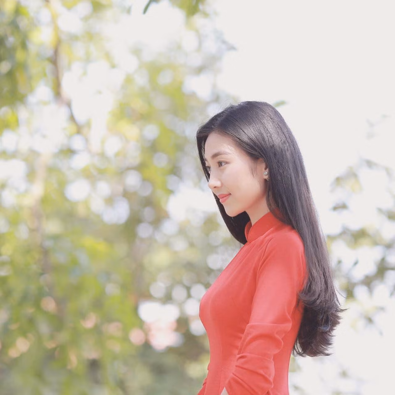 Người đẹp Áo dài HHVN 2016 Kiều Vỹ duyên dáng, thanh lịch trong tà áo dài màu đỏ rực nổi bật.