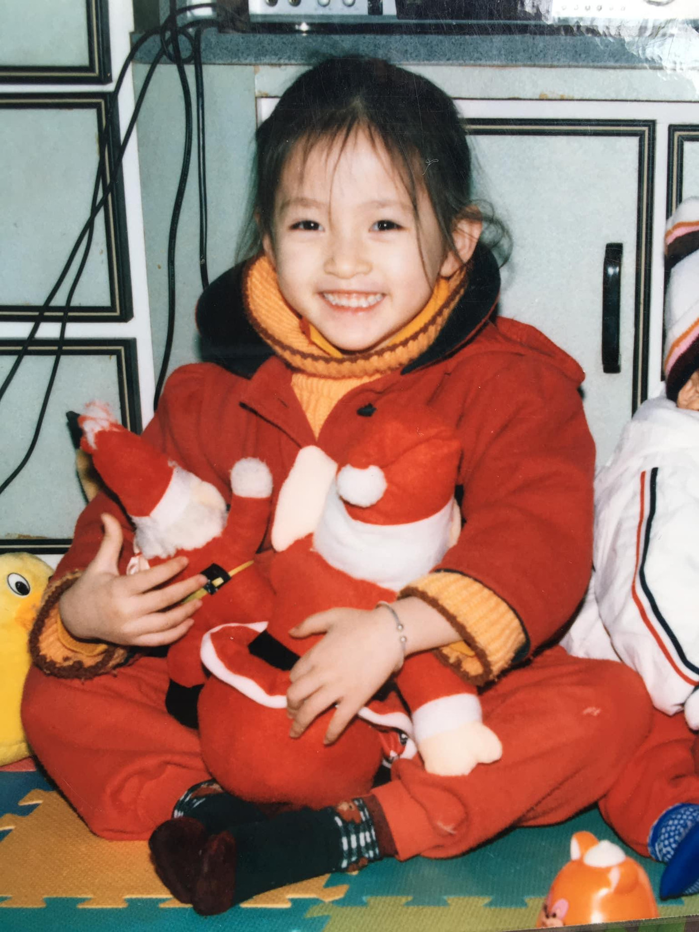 Hoa hậu Lương Thuỳ Linh ngay từ tấm bé đã sở hữu chiều cao vượt trội và gương mặt thanh thoát, xinh đẹp.