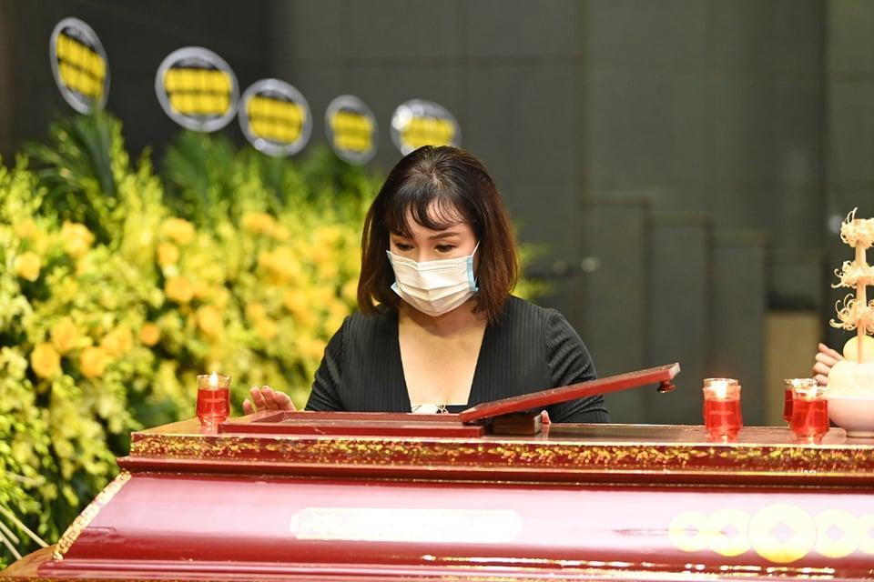 Hoa hậu Việt Nam 1988 Bùi Bích Phương tới viếng Hoa hậu Thu Thủy.