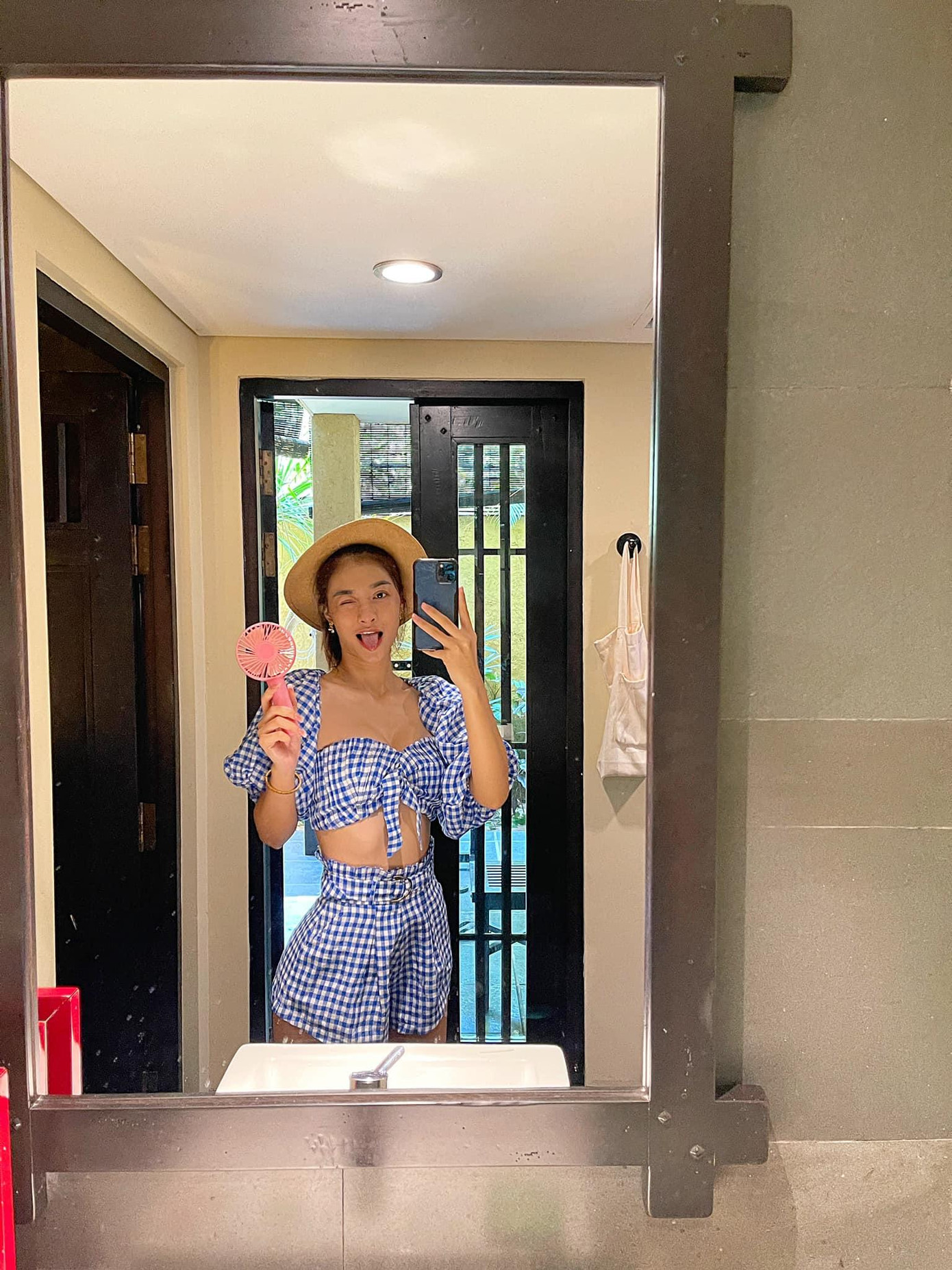 Á hậu Kiều Loan cũng khoe vòng eo nóng bỏng, kêu gọi mọi người ở nhà chống dịch.