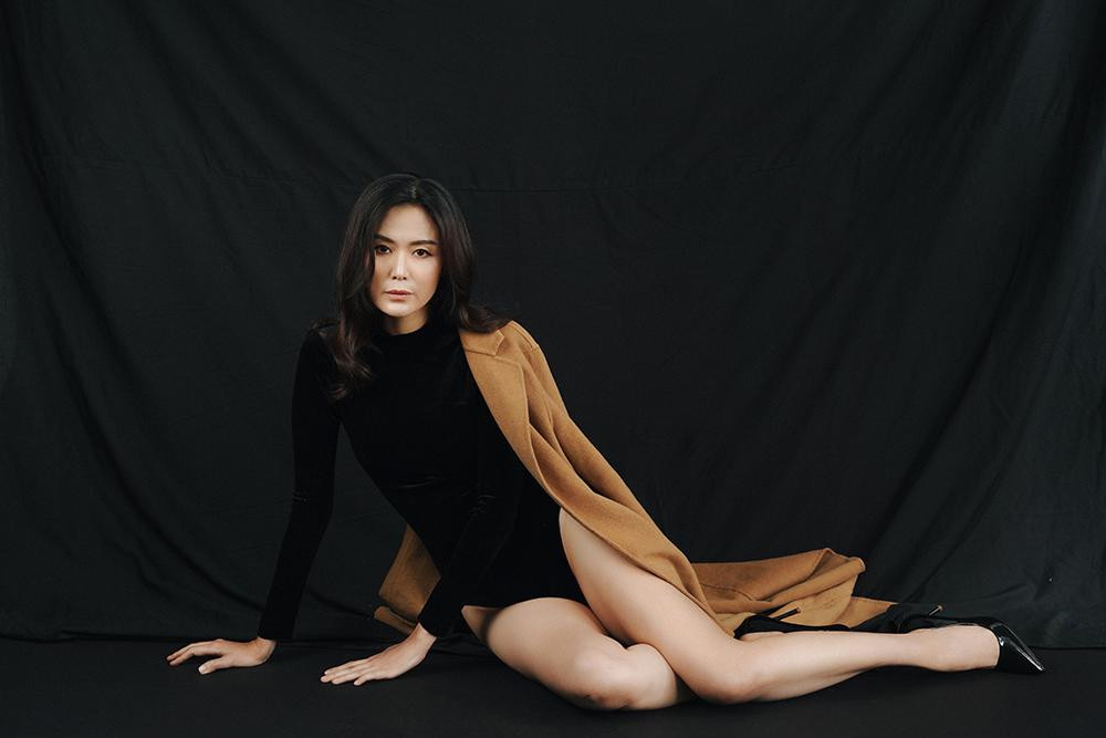 Người đẹp cũng không ngần ngại diện trang phục cách điệu từ áo tắm một mảnh, khoe trọn body thanh mảnh và quyến rũ ở tuổi tứ tuần.