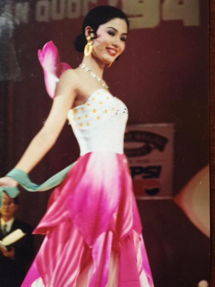 Cách đây 27 năm, cô sinh viên Học viện Ngoại giao với nhan sắc thanh tao, kiêu sa đã toả sáng rực rỡ tại cuộc thi Hoa hậu toàn quốc lần thứ 4 do báo Tiền Phong tổ chức.