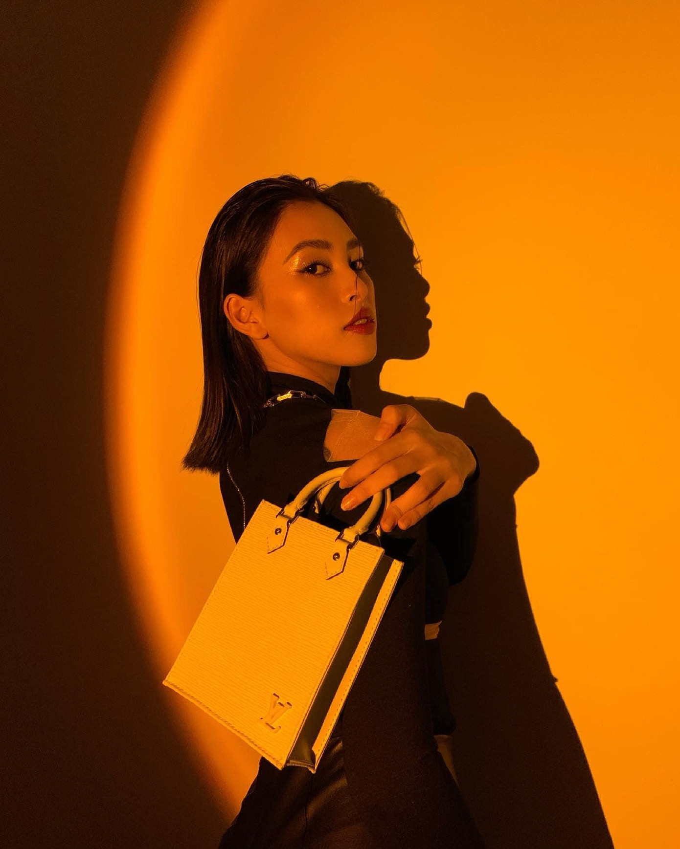 Hoa hậu Tiểu Vy ấn tượng, bí ẩn trong shot ảnh được chụp ngay tại gia. Hoa hậu Tiểu Vy ấn tượng, bí ẩn trong shot ảnh được chụp ngay tại gia.