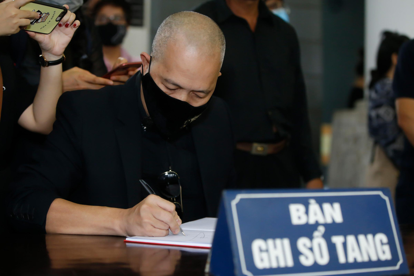 "Chuyện này ngoài sức tưởng tượng của tôi. Dù hôm nay trong người không được khỏe, tôi cũng không thể vắng mặt để đưa tiễn Thủy", NTK Đức Hùng chia sẻ.