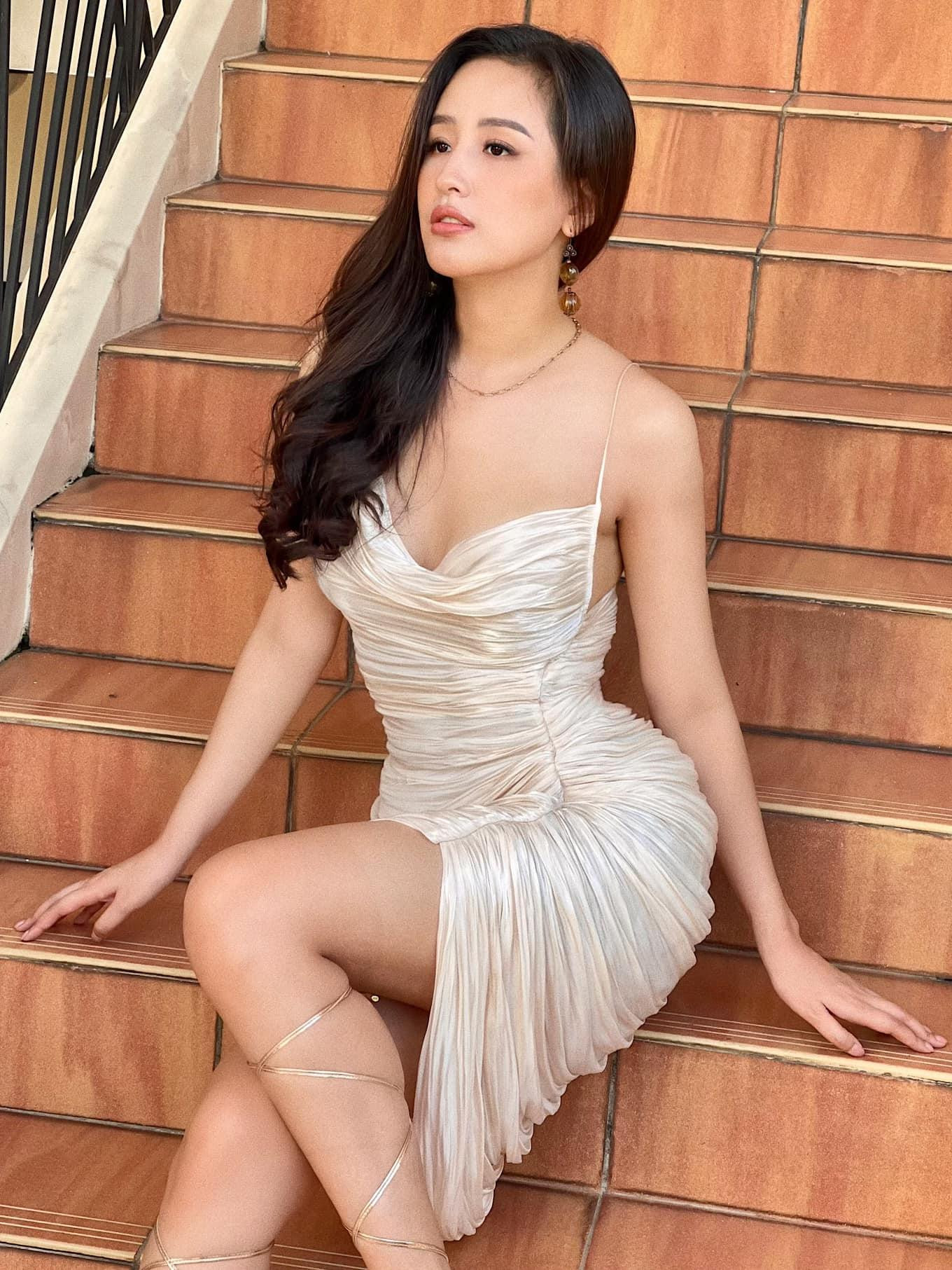 Hoa hậu Mai Phương Thuý diện váy cúp ngực bó sát, khoe trọn đường cong quyến rũ.