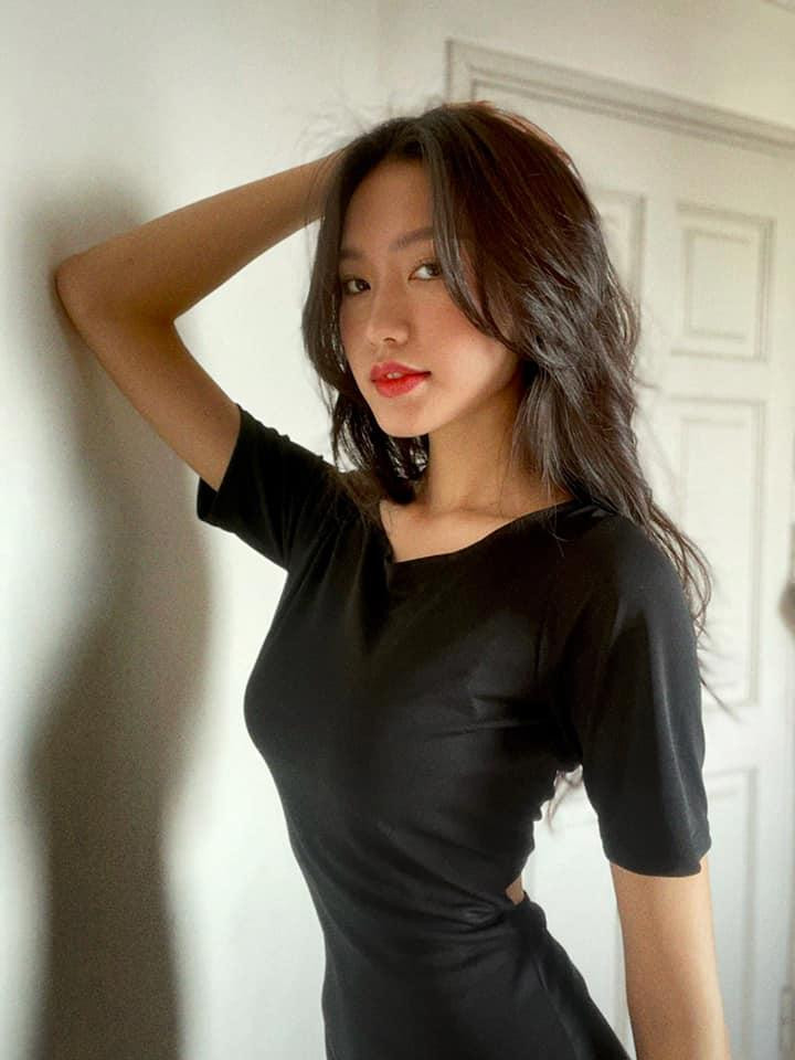 Người đẹp tài năng Doãn Hải My diện váy đen giản dị vẫn toát lên thần thái cực kỳ xinh đẹp, quyến rũ.