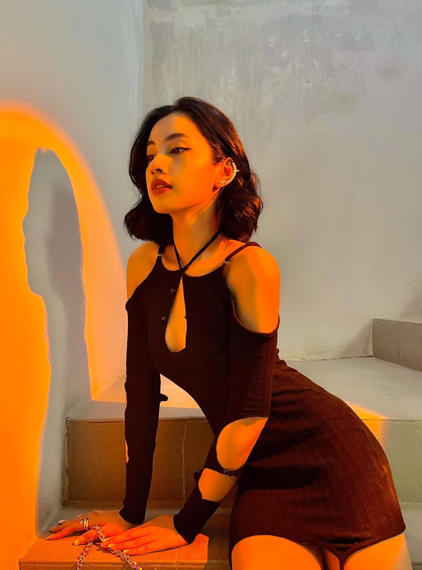Bộ đầm với những chi tiết cắt xẻ lạ mắt dọc thân váy giúp cho người đẹp khoe trọn body nóng bỏng của mình.