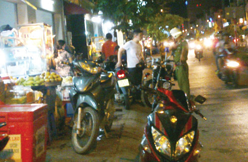 CSTT xử phạt vi phạm giao thông bên cạnh cảnh lấn chiếm tràn lan