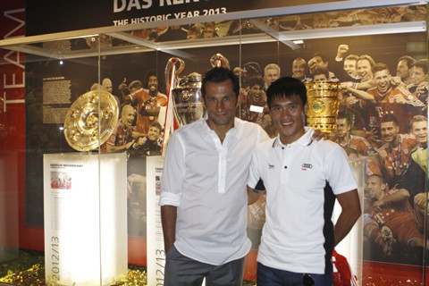 Ở giữa là chiếc Cup vô địch Champion League danh giá