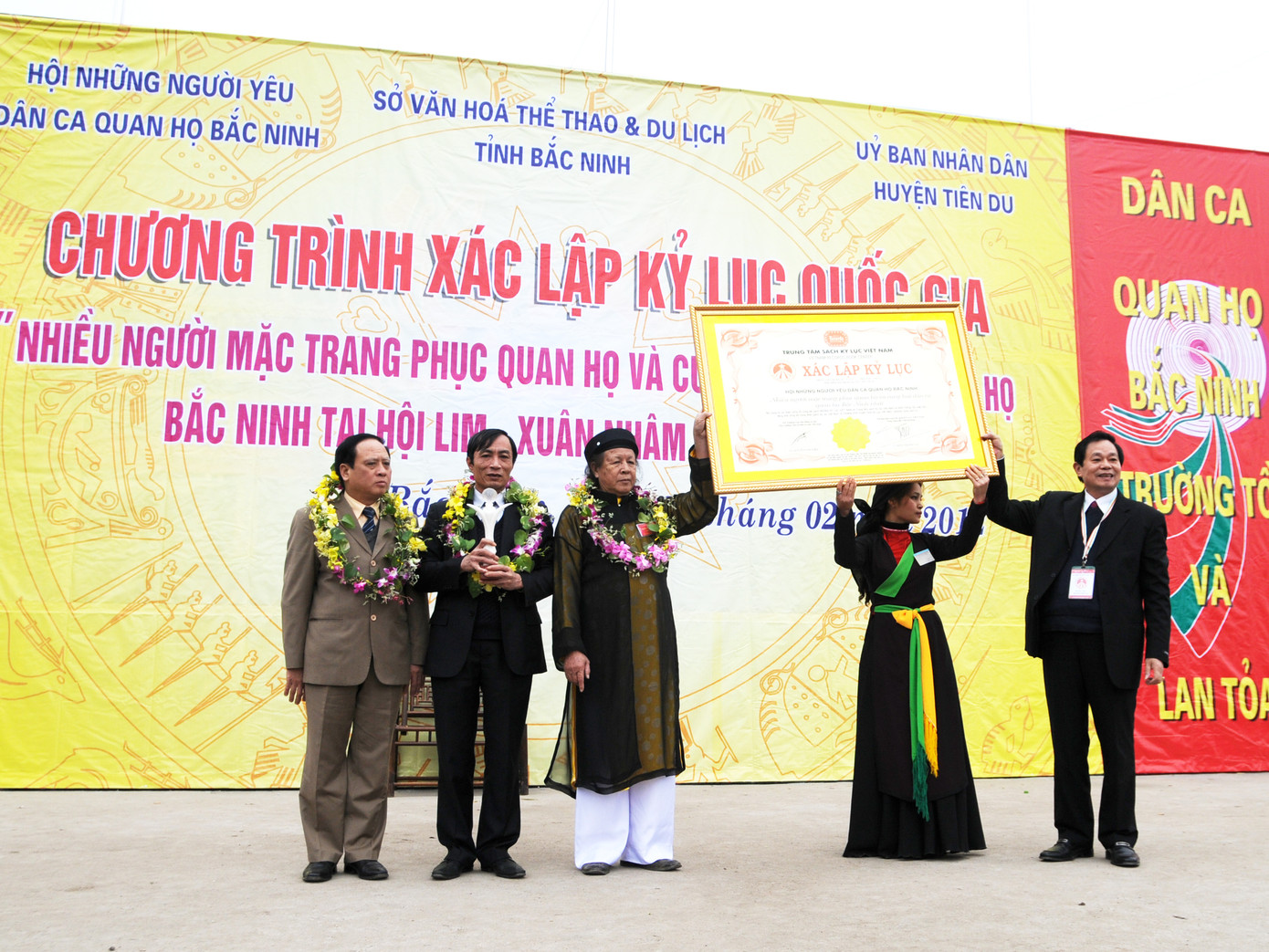 Ông Nguyễn Hữu Anh - Phó Chủ tịch thường trực Hội đồng xác lập lỷ lục Việt Nam trao bằng xác lập kỷ lục Việt Nam cho Hội Lim 2012